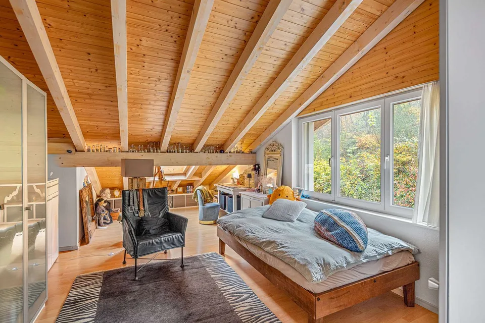 Grosszügiges Einfamilienhaus mit Weitblick, viel Privatsphäre und einzigartigem Raumgefühl – Foto 9 von 13