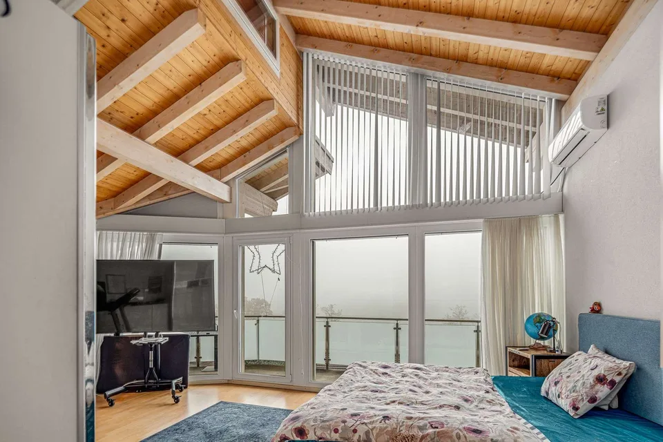 Grosszügiges Einfamilienhaus mit Weitblick, viel Privatsphäre und einzigartigem Raumgefühl – Foto 7 von 13