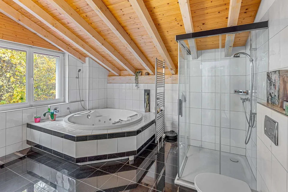 Grosszügiges Einfamilienhaus mit Weitblick, viel Privatsphäre und einzigartigem Raumgefühl – Foto 10 von 13