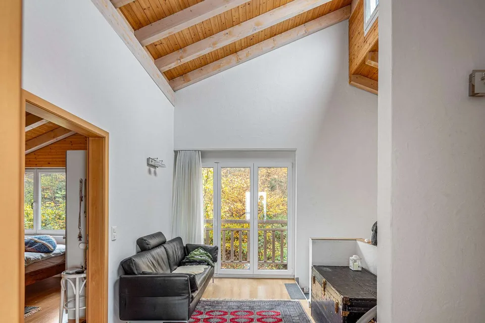 Grosszügiges Einfamilienhaus mit Weitblick, viel Privatsphäre und einzigartigem Raumgefühl – Foto 6 von 13