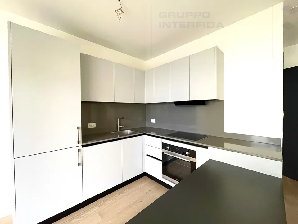 NEUES ZWEIZIMMERWOHNUNG IM OBERSTEN STOCKWERK
