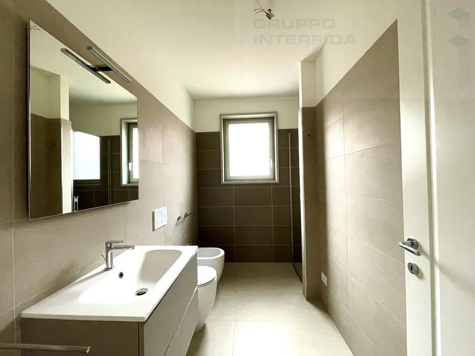NEUES ZWEIZIMMERWOHNUNG IM OBERSTEN STOCKWERK – Foto 8 von 9