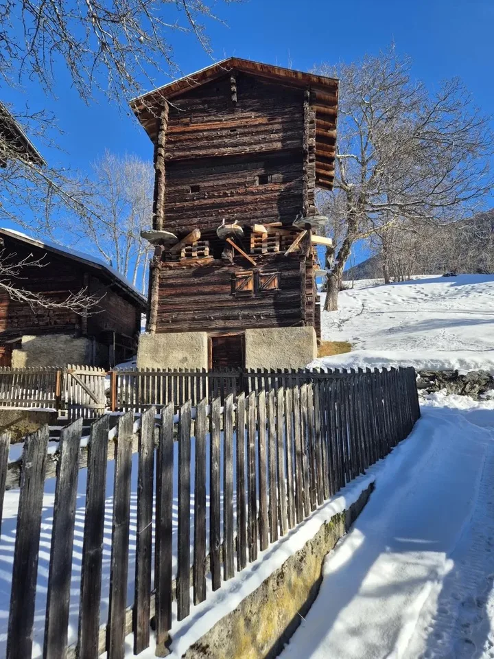 Fienile tipico del Vallese da preservare nel Goms