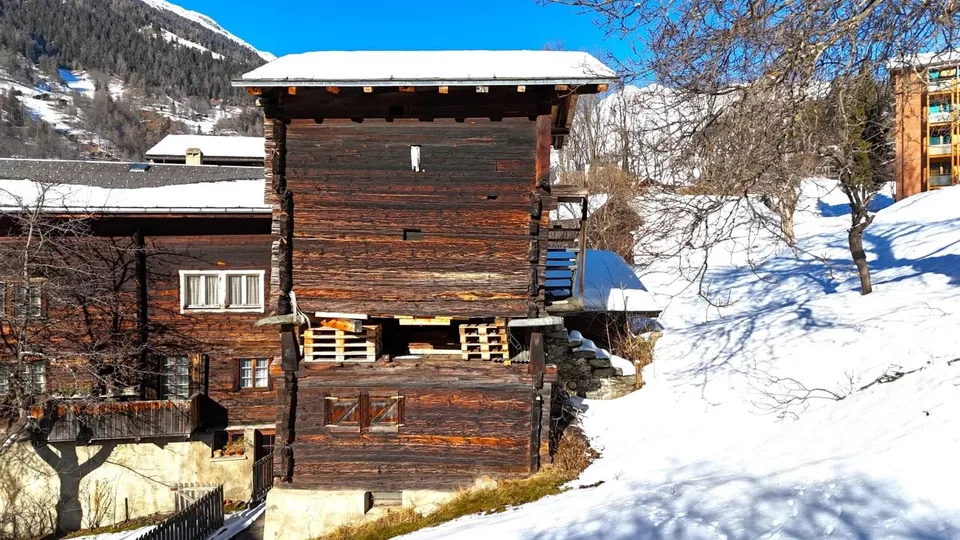 Fienile tipico del Vallese da preservare nel Goms