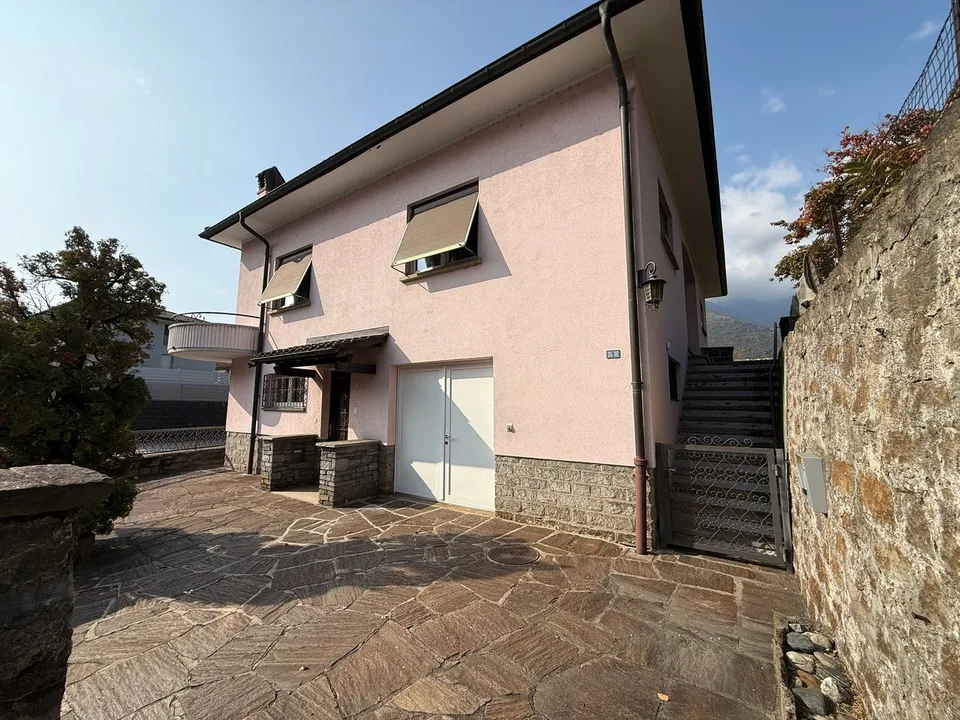 Casa bifamiliare, grande terreno, posizione ben servita