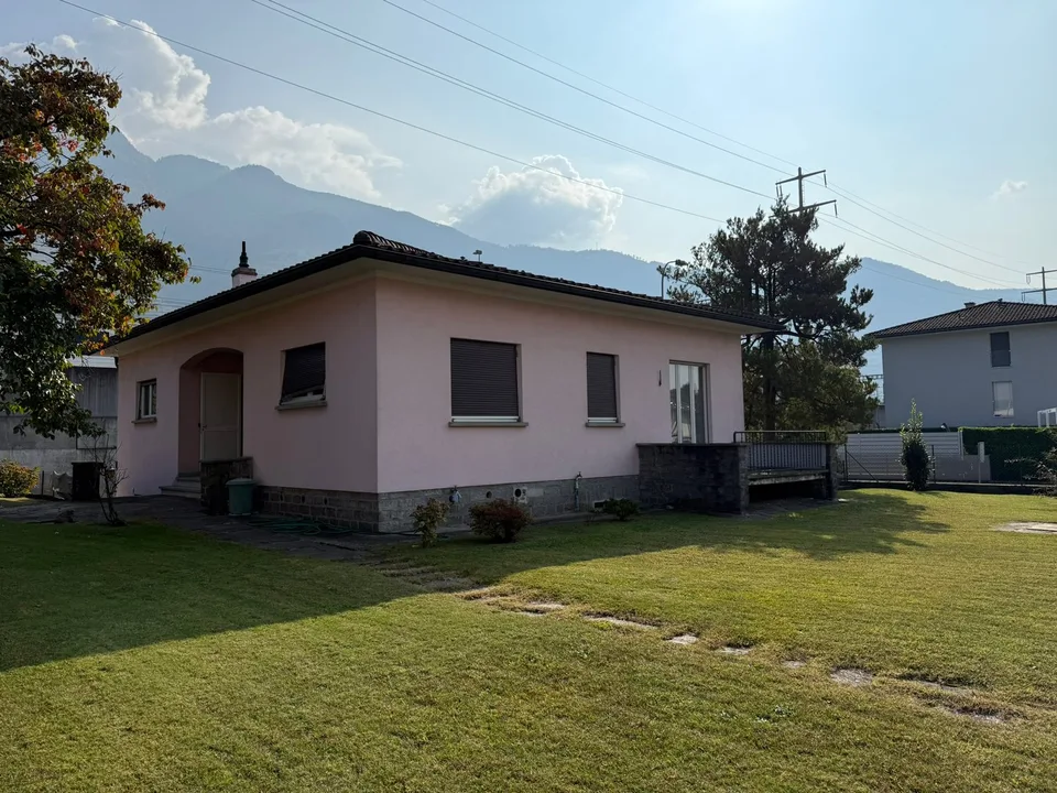 Maison bifamiliale, grand terrain, situation bien desservie