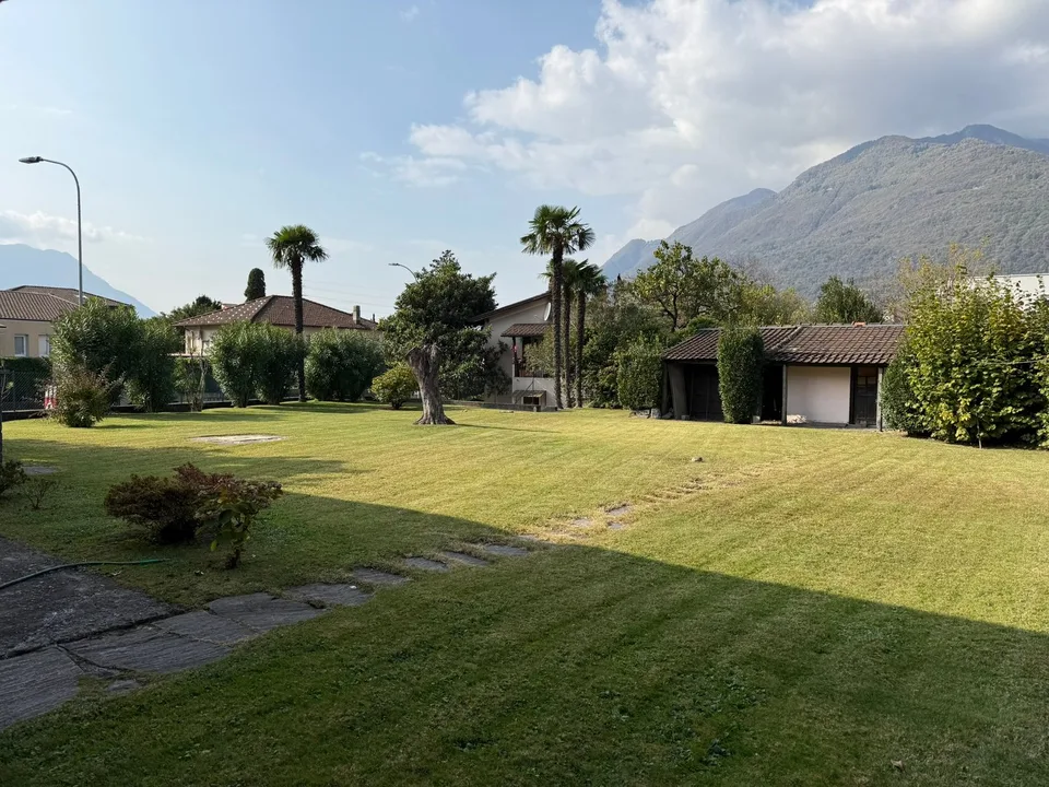 Maison bifamiliale, grand terrain, situation bien desservie