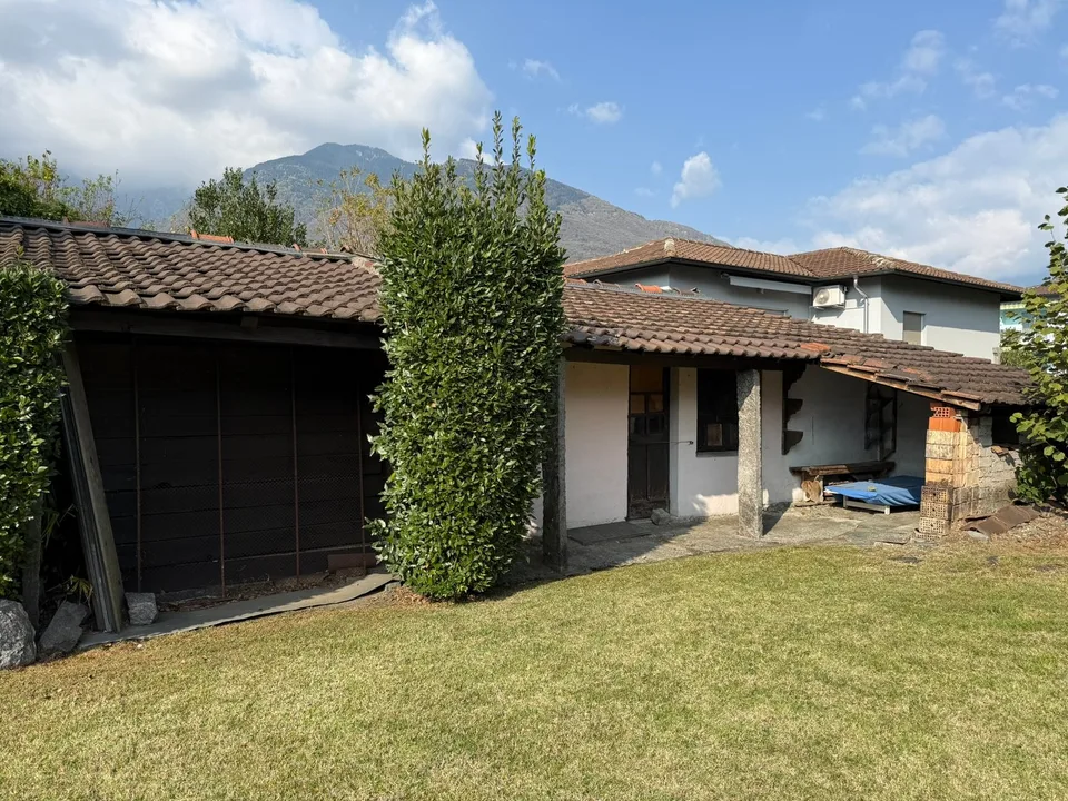 Maison bifamiliale, grand terrain, situation bien desservie
