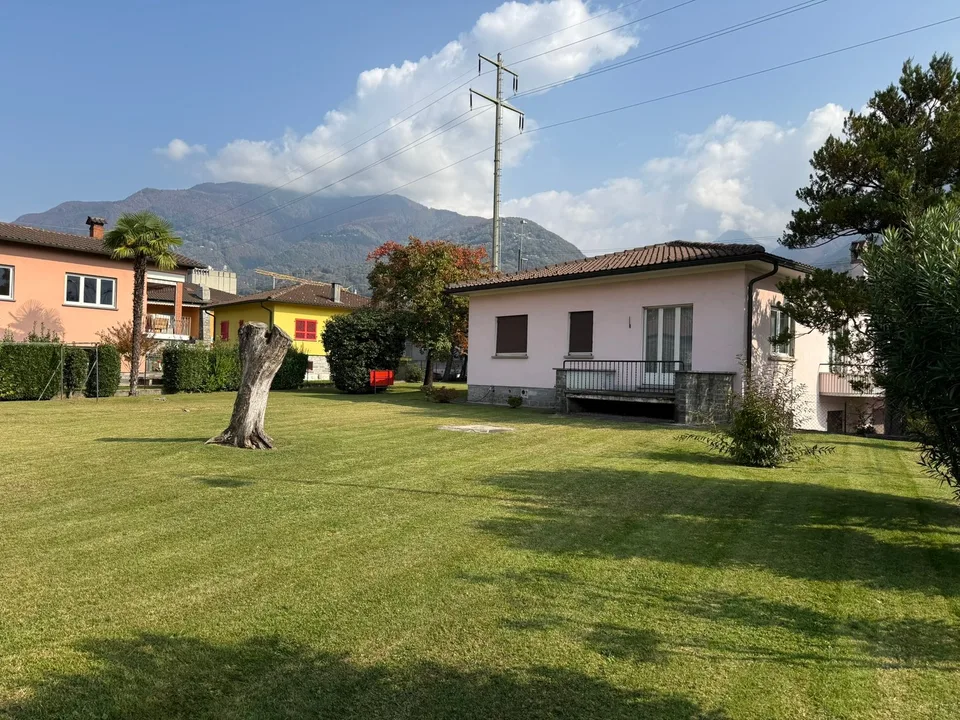 Maison bifamiliale, grand terrain, situation bien desservie