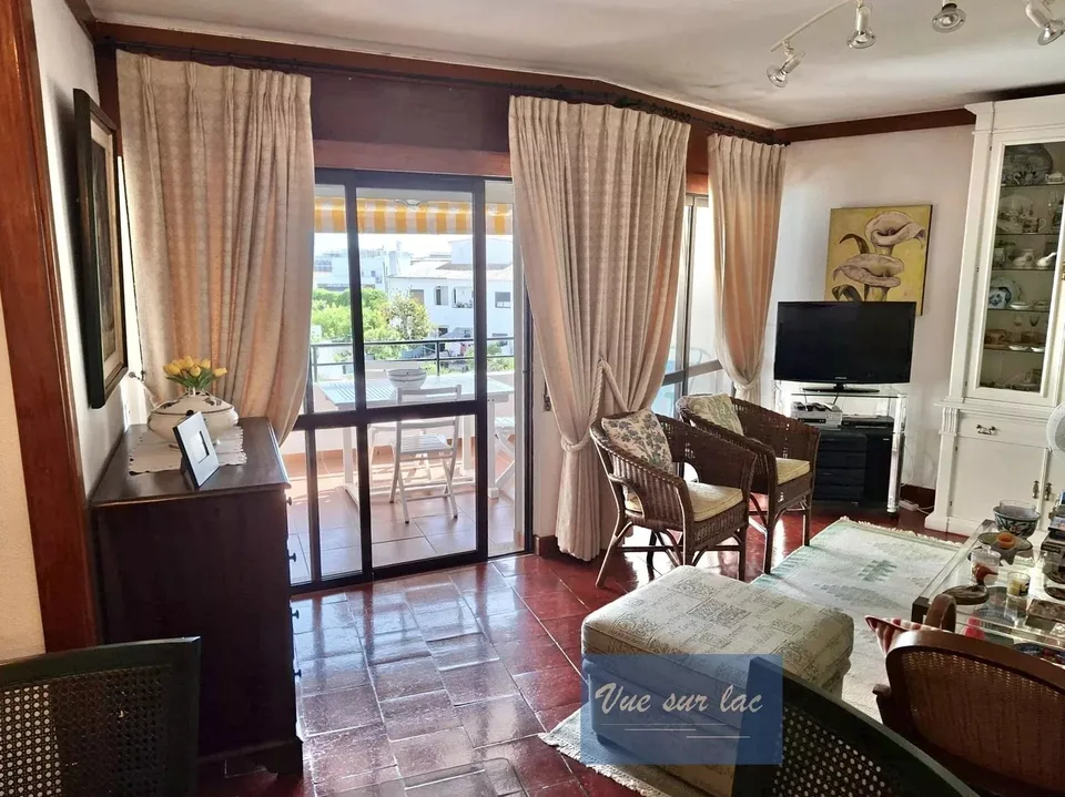 Ampio appartamento con piscina a Porches – foto 6 di 13