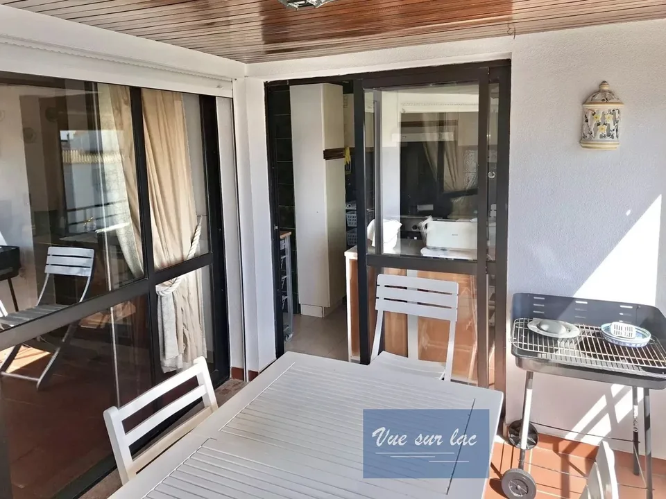 Ampio appartamento con piscina a Porches – foto 9 di 13