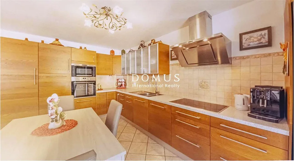 Haus mit 3 Apartments, Garage, Garten