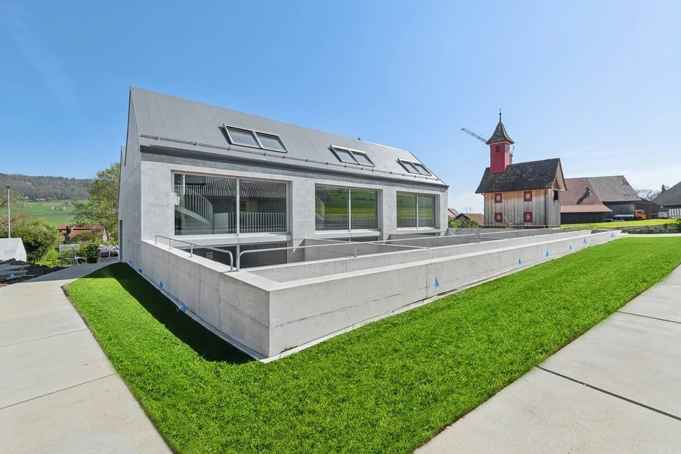 Habitation de townhouse de luxe avec atrium à couper le souffle et design moderne