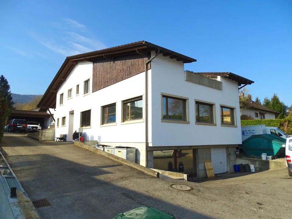 ARI-140 - Grande Maison de 8,5 pièces avec bureaux et atelier