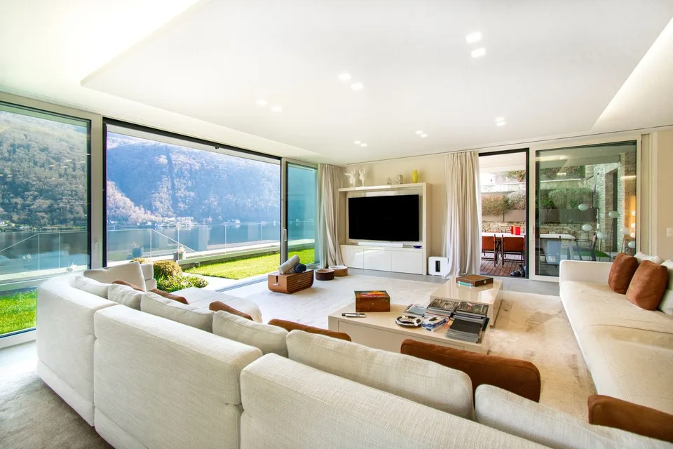 ESCLUSIVO APPARTAMENTO DI LUSSO CON JACUZZI E MERAVIGLIOSA VISTA LAGO