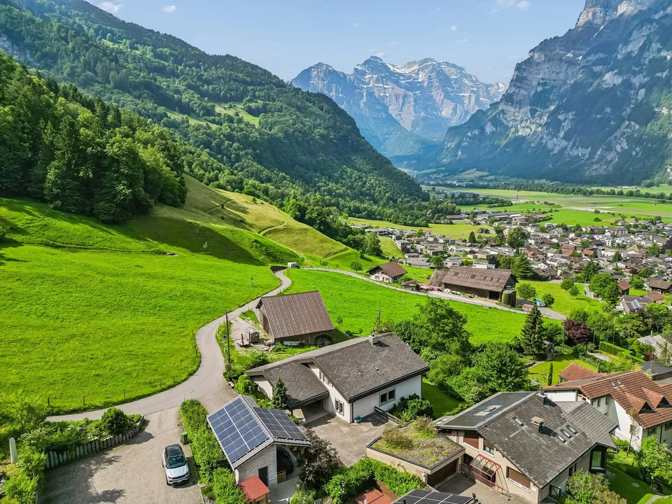 Ampia casa unifamiliare di 6 locali a Glarus Nord – vivere con vista panoramica