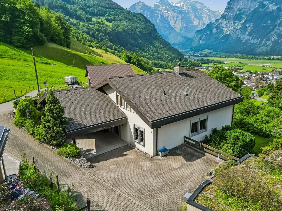 Ampia casa unifamiliare di 6 locali a Glarus Nord – vivere con vista panoramica