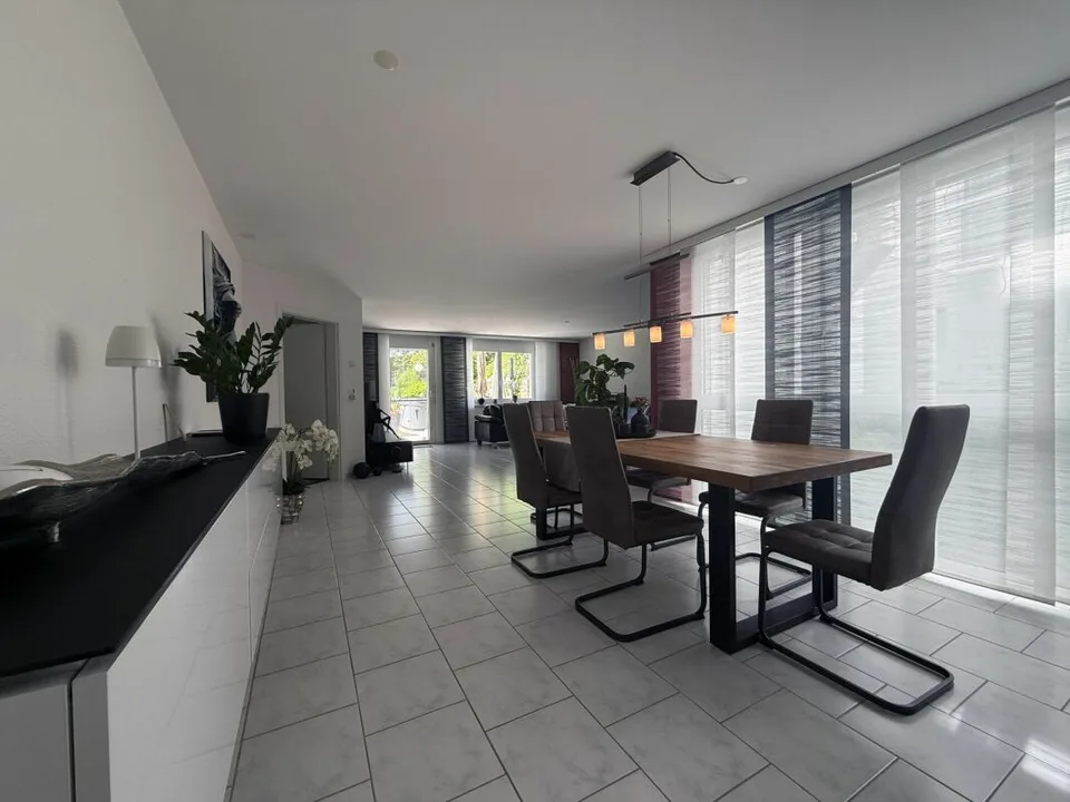 Très bien entretenu 4,5 pièces appartement avec jardin – photo 6 sur 18