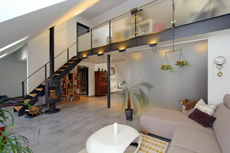 Sensational attic apartment in building rights