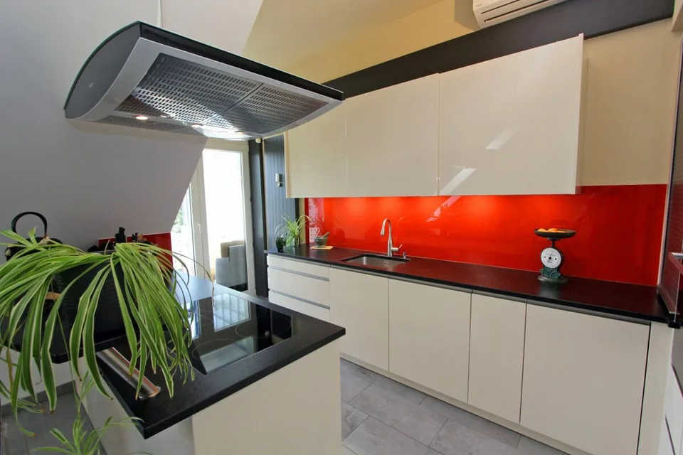 Sensational attic apartment in building rights