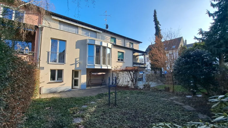 Attraktives renoviertes 5-Zimmer-Reihenhaus mit Garage in Basel