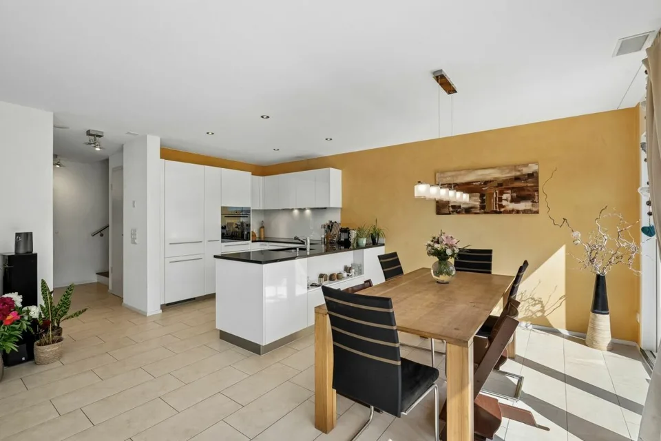 Maison semi-détachée attractive de 5,5 pièces sur quatre niveaux - spacieuse et facile à entretenir