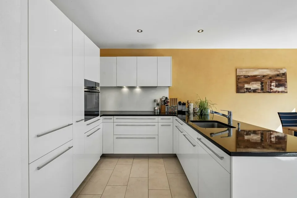 Maison semi-détachée attractive de 5,5 pièces sur quatre niveaux - spacieuse et facile à entretenir
