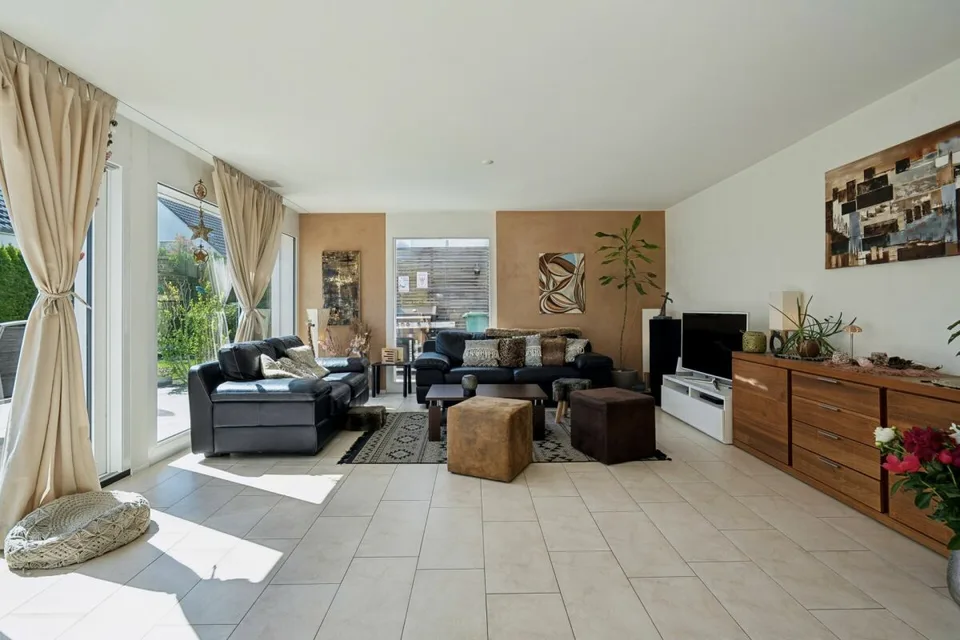 Maison semi-détachée attractive de 5,5 pièces sur quatre niveaux - spacieuse et facile à entretenir