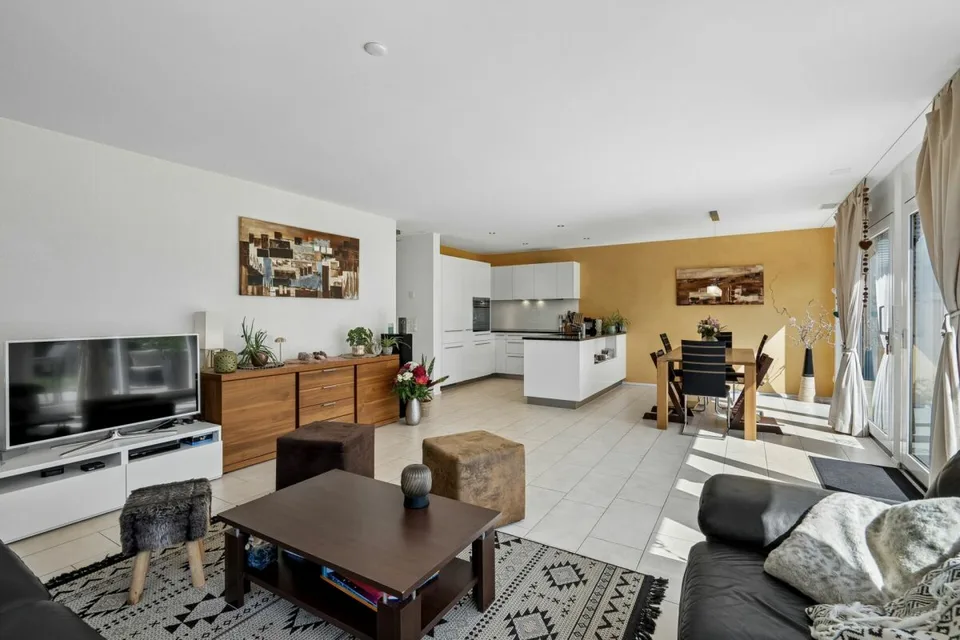 Maison semi-détachée attractive de 5,5 pièces sur quatre niveaux - spacieuse et facile à entretenir