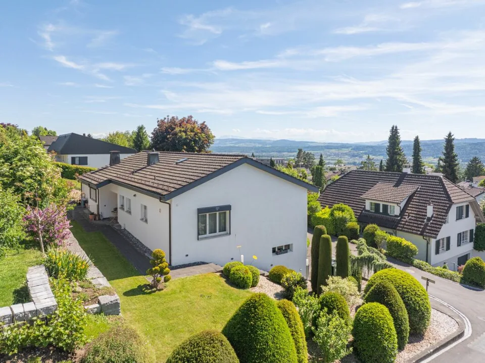 Detached single-family house on the sunny slope of Oberrohrdorf
