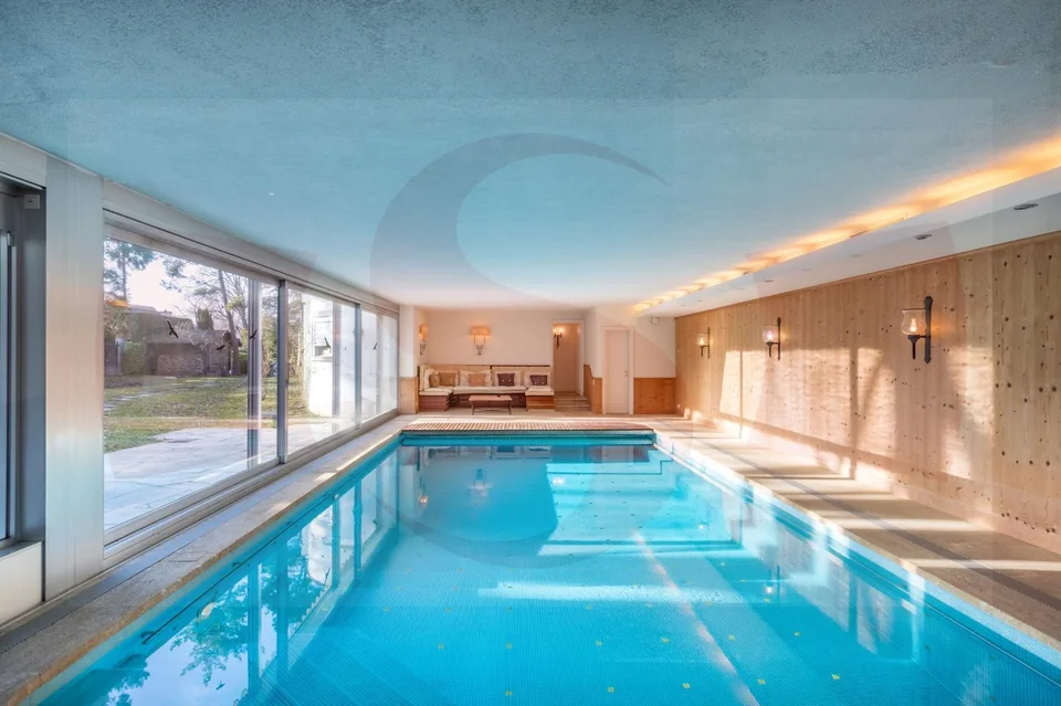 Haus mit Innenpool – Foto 10 von 11