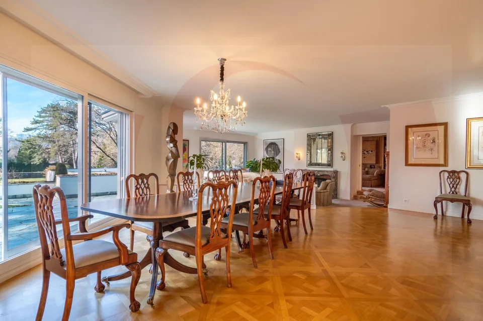 Haus mit innenliegendem Swimmingpool