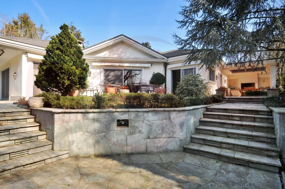 Haus mit innenliegendem Swimmingpool