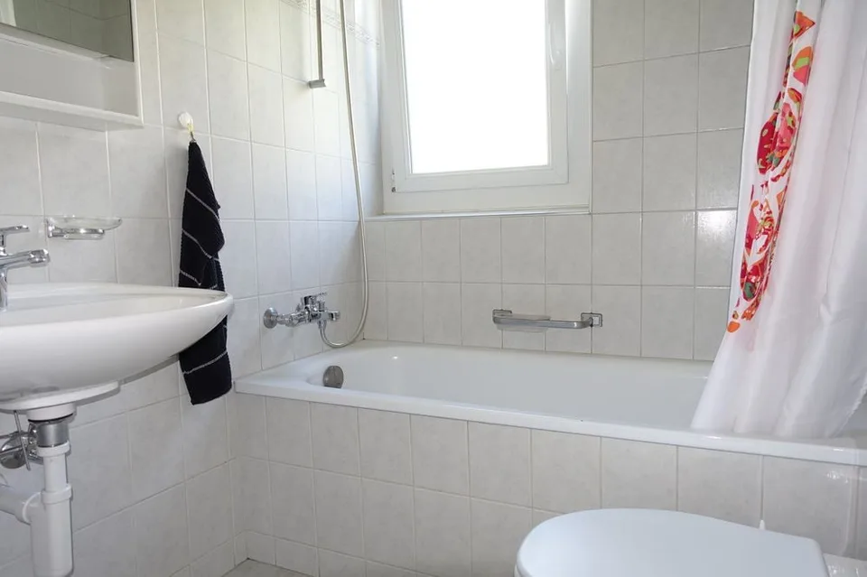 Tramelan - 3.5-Zimmer-Wohnung mit Balkon und Garage – Foto 7 von 9