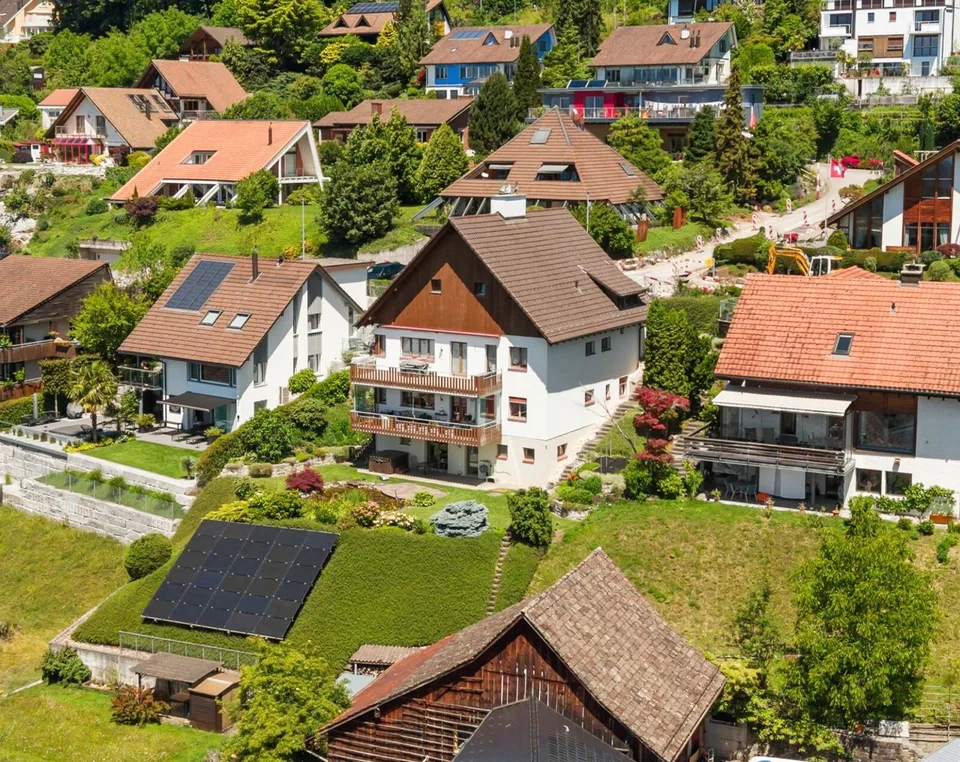 MEHRFAMILIENHAUS MIT ZÜRICHSEE-PANORAMA UND WERTSTEIGERUNGSPOTENZIAL