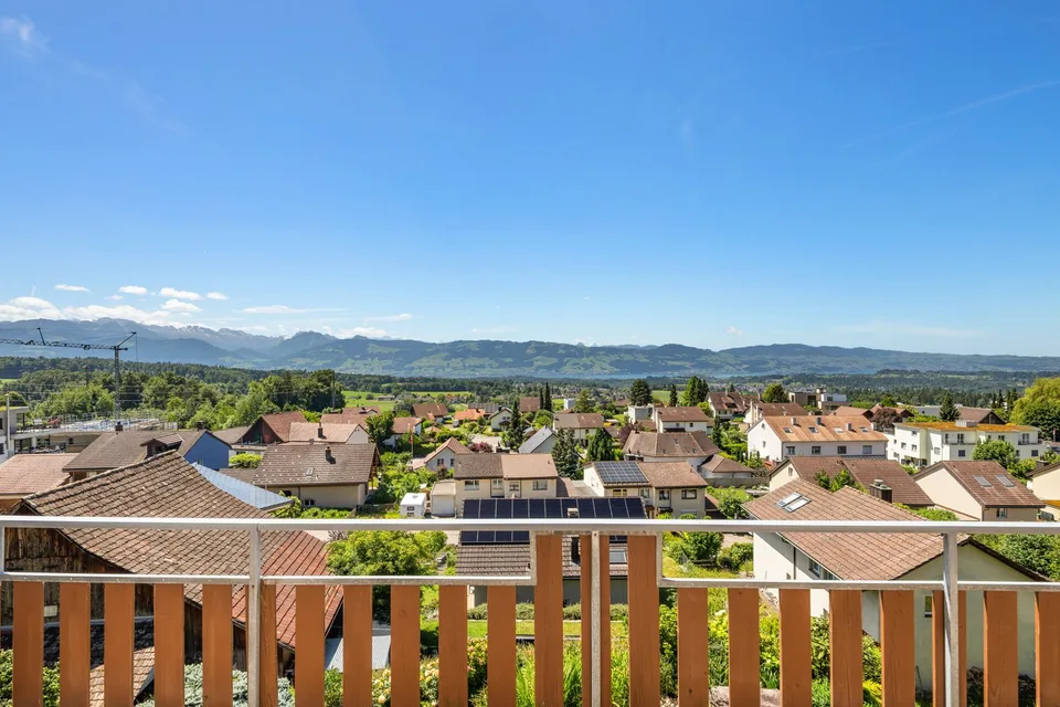 MEHRFAMILIENHAUS MIT ZÜRICHSEE-PANORAMA UND WERTSTEIGERUNGSPOTENZIAL
