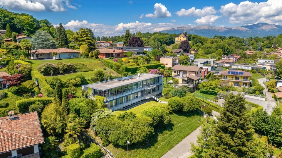 Villa di Lusso a Carona – Eleganza e Panorama Mozzafiato sul Lago
