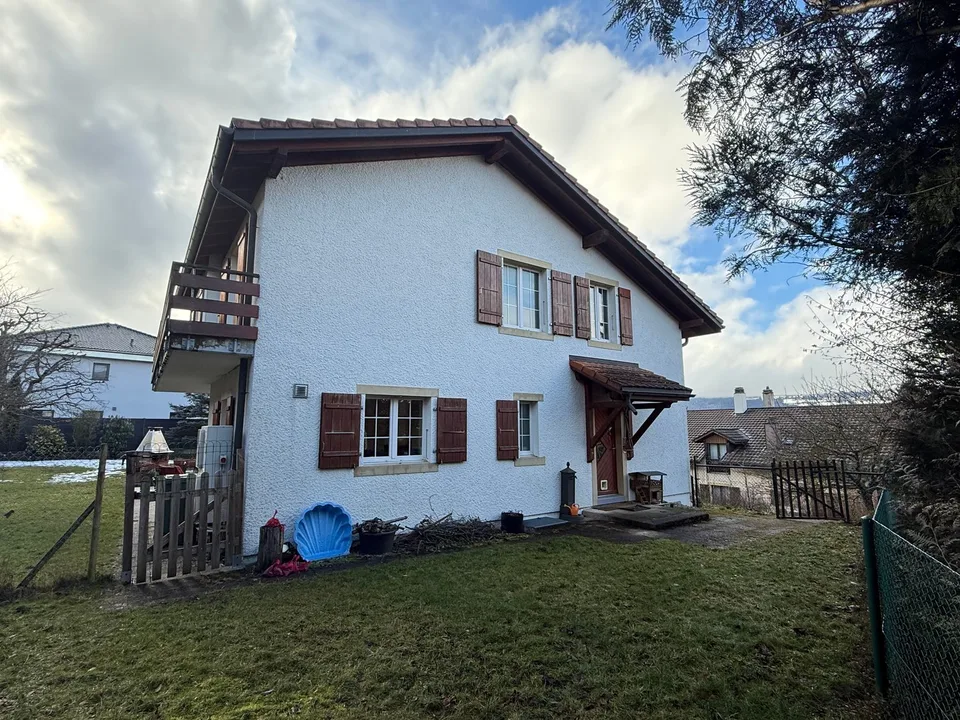 Charmannte Villa mit 4,5 Zimmern in Fenin und zahlreichen Garagen – Foto 7 von 9