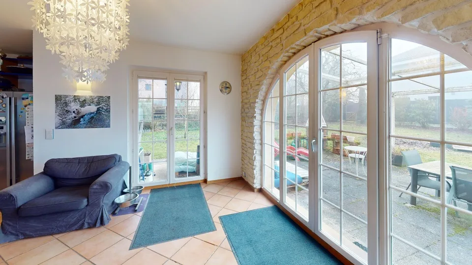 Charmante villa individuelle de 4.5 pièces à Fenin et nombreux garages