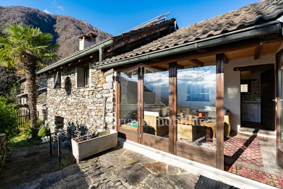 Brissago - Charmant rustique de 3,5 pièces dans un emplacement ensoleillé avec vue sur le lac de rêve