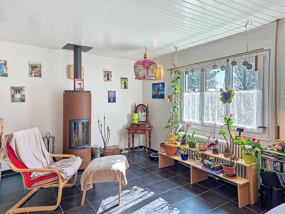 Casa indipendente luminosa in un ambiente verde