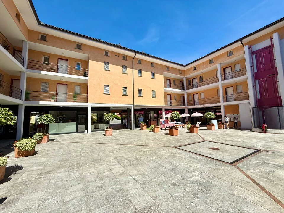 Elegante Negozio in Piazza  Ascona
