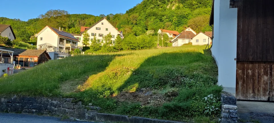 BAULANDPARZELLE MIT 943 M2 IN DER DORFKERNZONE ZU VERKAUFEN