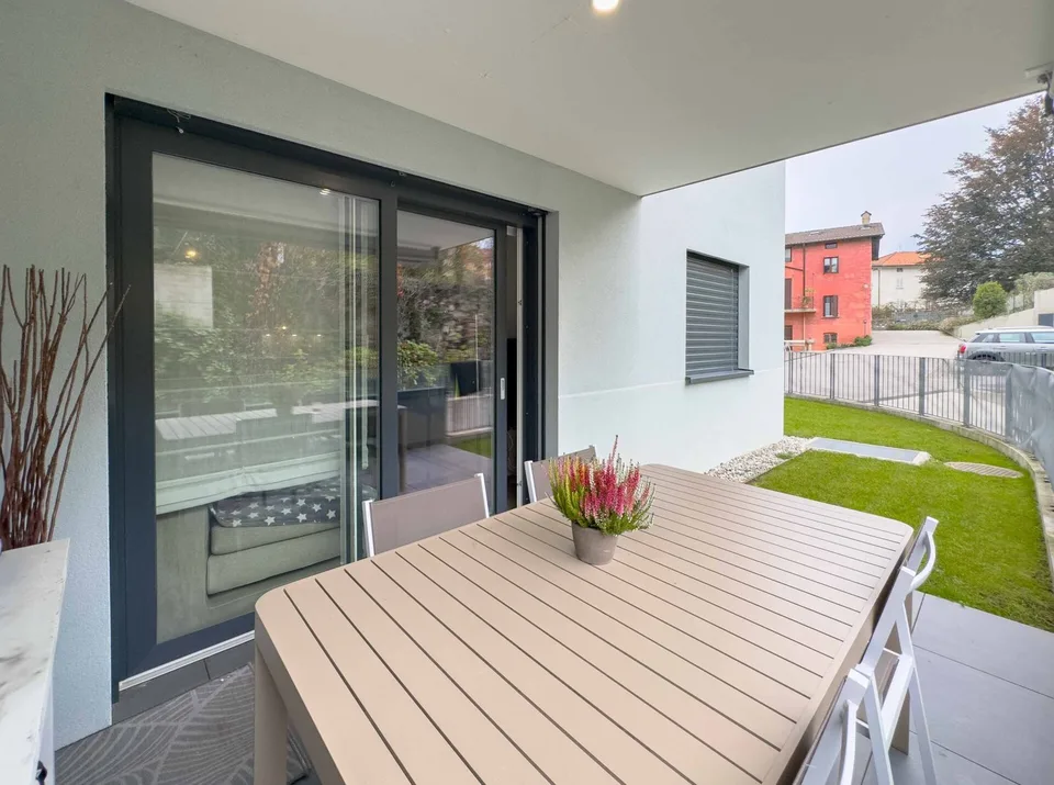 Pour revenu ou usage privé, très moderne et élégant 2.5 pièces avec jardin privé