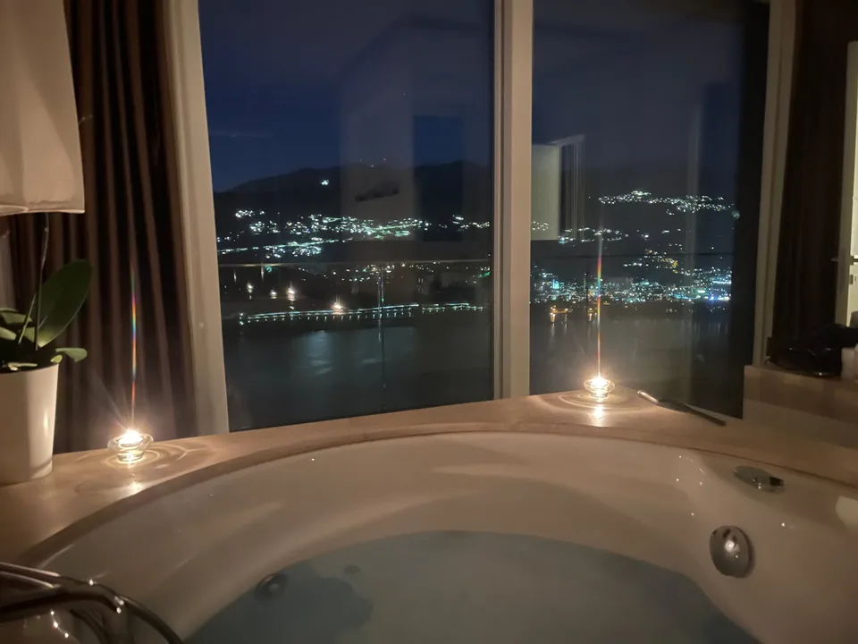 Luxuriöse Dachgeschoßwohnung, 180-Grad-Seeaussicht mit Infinity-Pool – Foto 6 von 13
