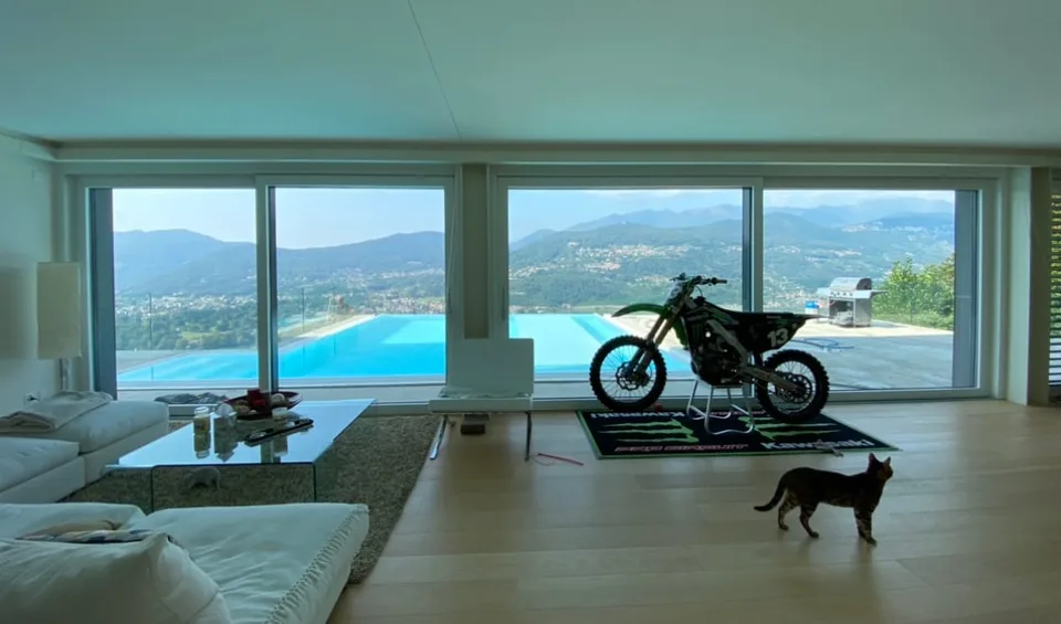 Luxuriöse Dachgeschoßwohnung, 180-Grad-Seeaussicht mit Infinity-Pool – Foto 8 von 13