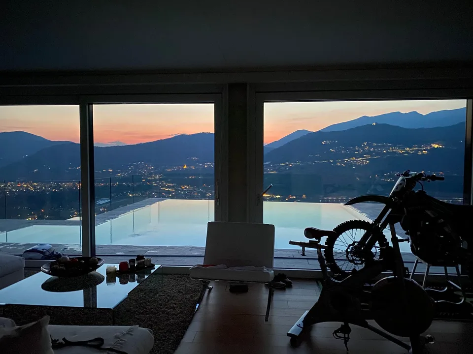 Luxuriöse Dachgeschoßwohnung, 180-Grad-Seeaussicht mit Infinity-Pool – Foto 7 von 13