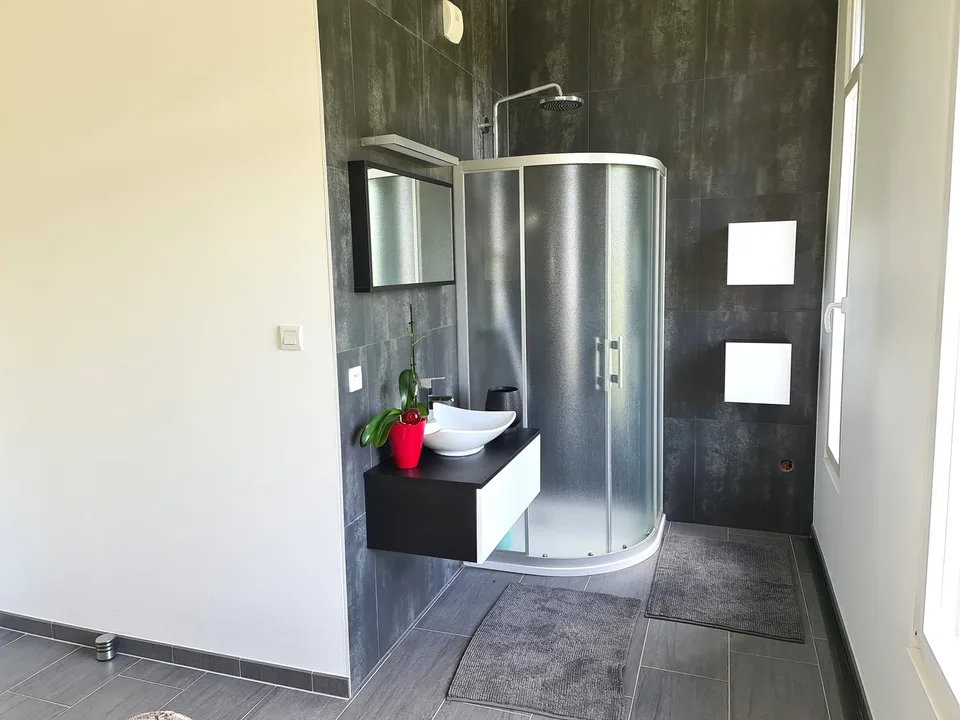 Prächtige und geräumige Villa von sehr hohem Standard mit Gewerbefläche oder anderer Nutzung – Foto 26 von 30