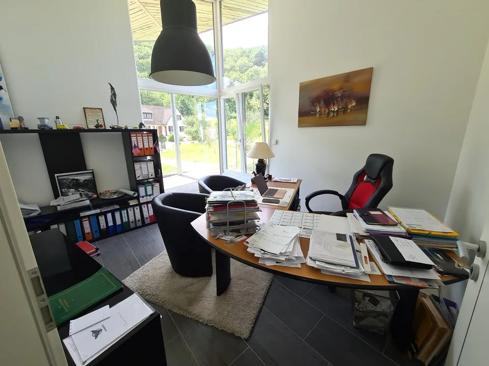 Prächtige und geräumige Villa von sehr hohem Standard mit Gewerbefläche oder anderer Nutzung – Foto 24 von 30