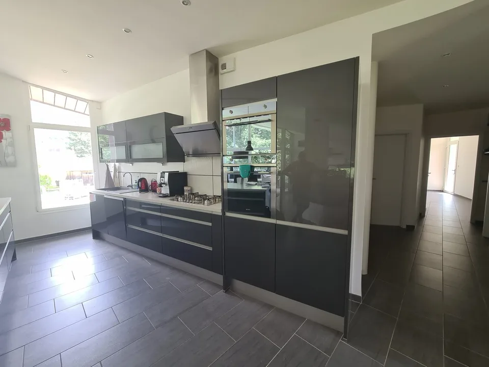 Prächtige und geräumige Villa von sehr hohem Standard mit Gewerbefläche oder anderer Nutzung – Foto 22 von 30